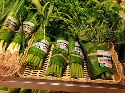 Banana leaves replace plastic in Thai supermarket