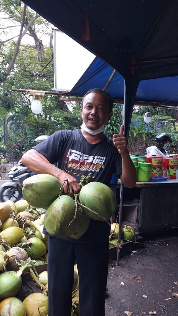 Jalan Ke Bandung, Yuk Cicipi Kuliner Es Kelapa Kang Didi