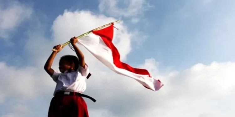 Anak kecil membawa bendera merah putih/pixabay