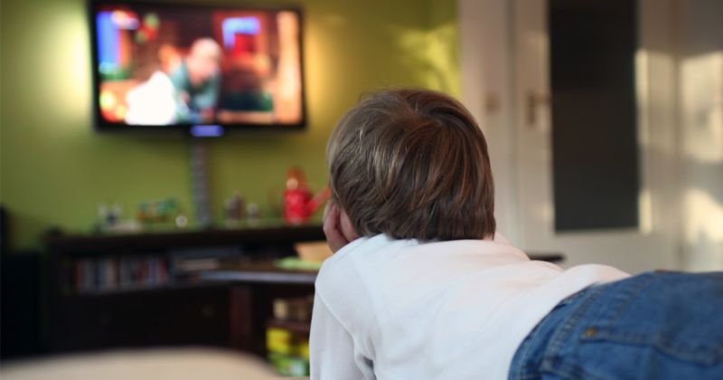 Berapa Lama Idealnya Anak Dibolehkan Nonton TV?