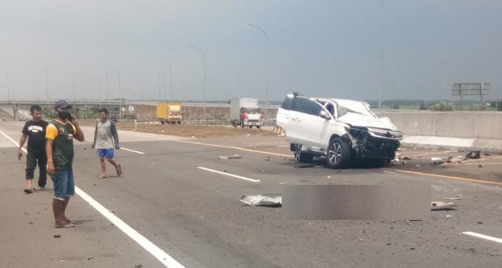 Kecelakaan di KM 672 tol Ngawi-Kertosono pada Kamis (4/11/2021). Foto: Ari Wibowo via WA SS