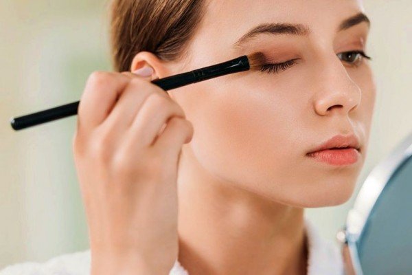 6 Tips Makeup yang Tepat untuk Berkantor_womanindonesia.co.id