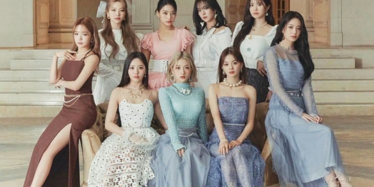 fromis_9 Pecahkan Rekor untuk Pre-Order Saham dengan 'Midnight Guest'