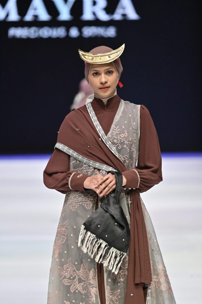 Koleksi Kain Tenun NTT Melenggang di Runway IFW 2023_womanindonesia.co.id