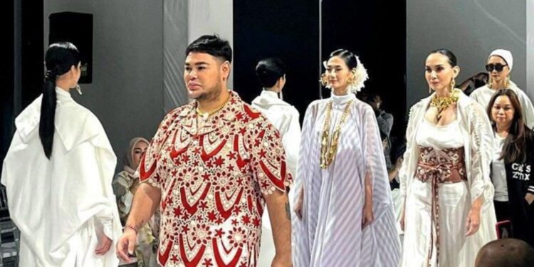 Parade fashion show Ivan Gunawan bersama 12 desainer Indonesia