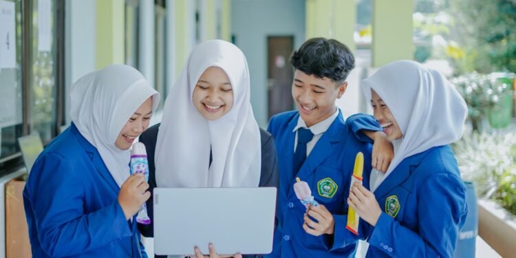 Joyday Sumbangkan Laptop untuk Pendidikan di Desa Sukamukti_Womanindonesia.co.id