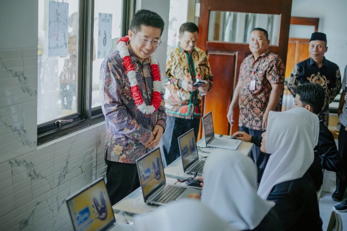 Joyday Sumbangkan Laptop untuk Pendidikan di Desa Sukamukti_Womanindonesia.co.id