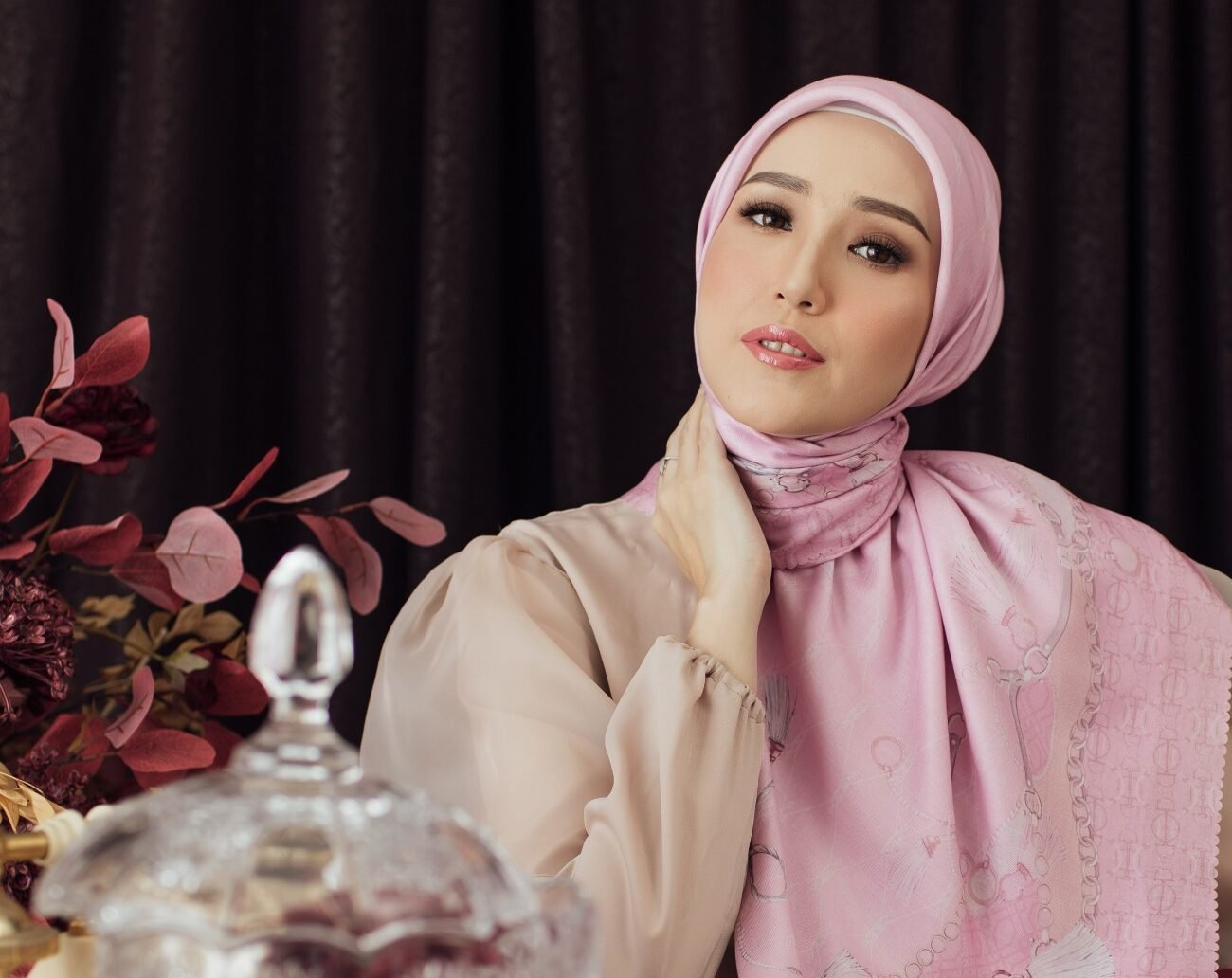 3 Model Hijab Ala Adelia Pasha Dengan Koleksi Seradia