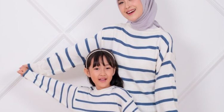 Inspirasi Twin Outfit Agar Tampil Kompak dan Serasi Bersama Sang Buah Hati_womanindonesia.co.id