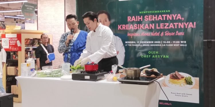 Chef Arsyan memandu Cooking Community Class yang diselenggarakan oleh Beleaf Farms.