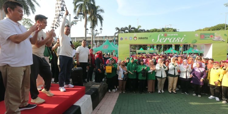 Wali Kota Jakarta Selatan, Munjirin melepas kegiatan Jalan Sehat yang diikuti oleh Istri Penjabat (Pj) Gubernur DKI Jakarta Mirdiyanti Budi Harton, Ketua Tim Penggerak PKK Jakarta Selatan dan Ketua Dharma Wanita Kota Administrasi Jakarta Selatan, Essie Feransie Munjirin pada acara selebrasi Hari Ibu dalam rangkaian Program SERASI Teh Cap Botol Bersama TP PKK dan DWP Jakarta Selatan di Kantor Walikota Jakarta Selatan, Minggu (17/12).