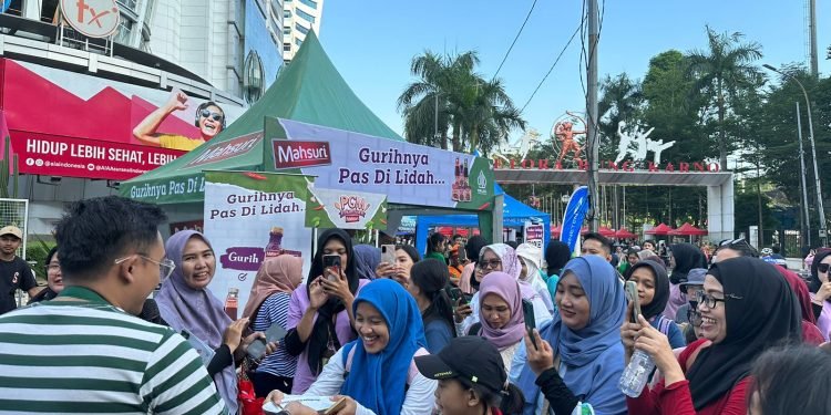 500 porsi lontong goreng dibagikan kepada masyarakat yang sedang beraktifvtas di CFD