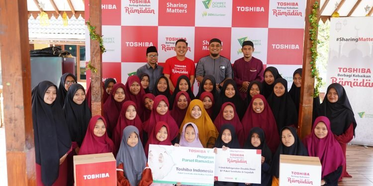 Berbagi Kebaikan di Bulan Ramadan, Toshiba Bagikan Paket Sembako ke Panti Asuhan_Womanindonesia.co.id