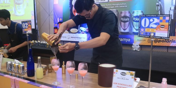 Salah satu finalis Polaris Master ExPOLrasi 2024 sedang meracik menu minuman yang akan dilombakan di depan para juri kompetisi Mixologist yang bertajuk Polaris Master ExPOLrasi 2024.