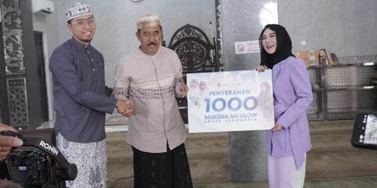 MS GLOW Beauty Berbagi 1000 Mukena untuk Masjid dan Musala di Banyak Kota di Indonesia_Womanindonesia.co.id