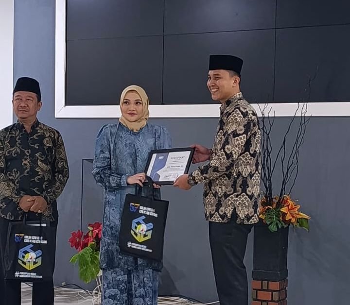 Atika Mahwu Indah Raih Penghargaan Perempuan Inspiratif Sumatera Barat_Womanindonesia.co.id