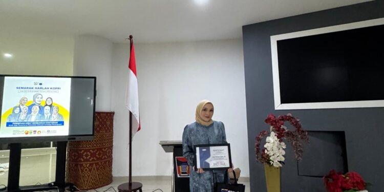 Atika Mahwu Indah Raih Penghargaan Perempuan Inspiratif Sumatera Barat_Womanindonesia.co.id